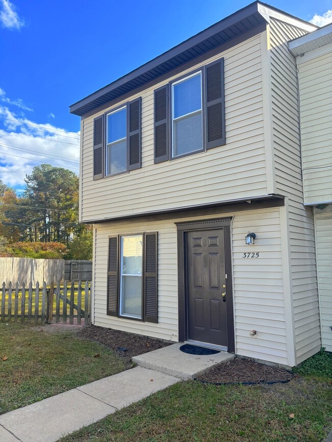 LOVELY END-UNIT TOWNHOME IN CHURCHLAND ARE... - LOVELY END-UNIT TOWNHOME IN CHURCHLAND ARE...