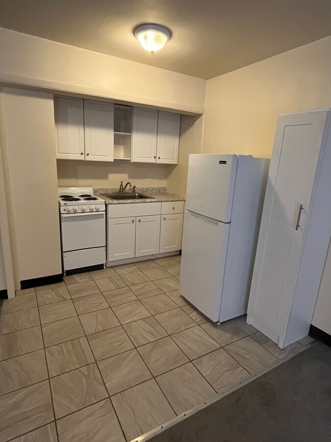 Kitchenette - 8428 W Lisbon Ave Unit #1