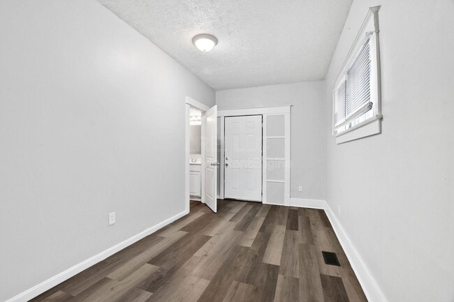 Photo - 727 Sutcliffe Ave