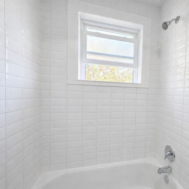 Shower/Tub - 509 Orchard Ave