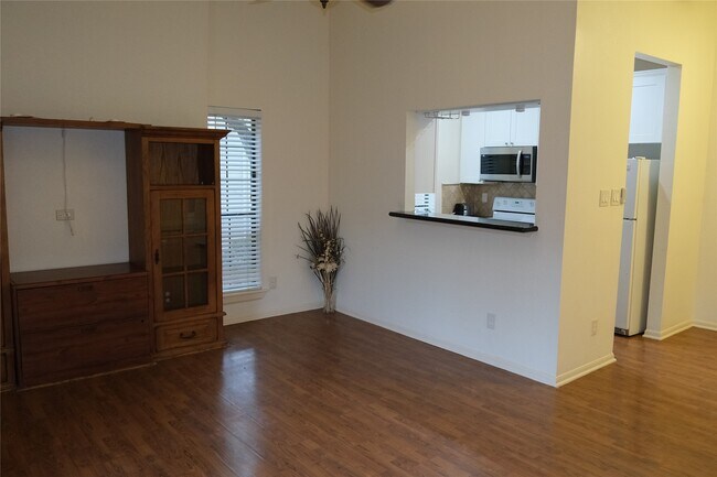 Building Photo - 2001 Bering Dr Unit 2F