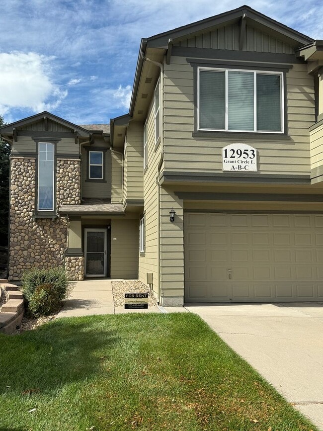 Building Photo - GEORGEOUS 2 bedroom townhome!