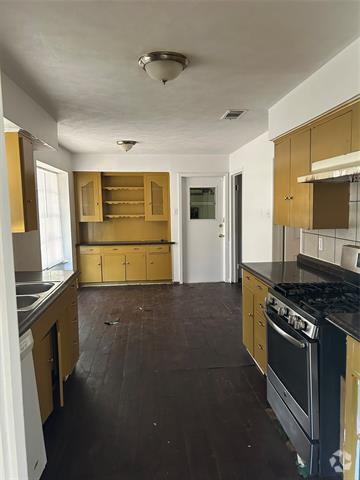 Building Photo - 102 W Woodbury Dr Rental