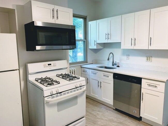 Building Photo - 5542 Fair Oaks St Unit 2nd Floor