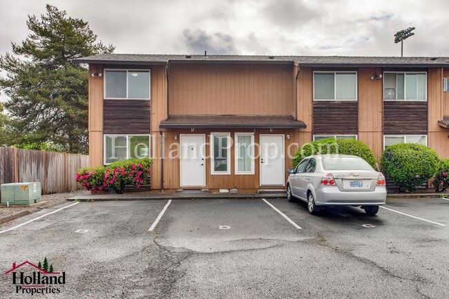 Building Photo - Charming 3 Bedroom 1.5 Bathroom Apartment in Forest Grove!!!