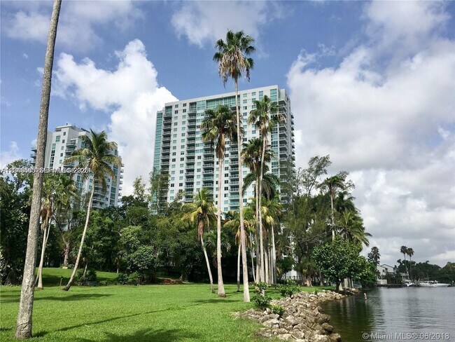 Building Photo - 1861 NW S River Dr Unit 2503