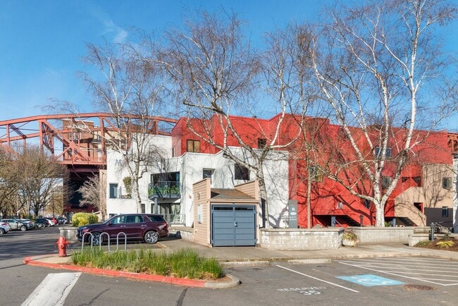 Building Photo - McCormick Pier - 1 bed/1 bath w/new paint/... Unit MPM2