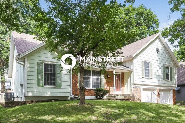4 Bedroom Pet-Friendly Home in Lenexa, KS with Main Street Renewal