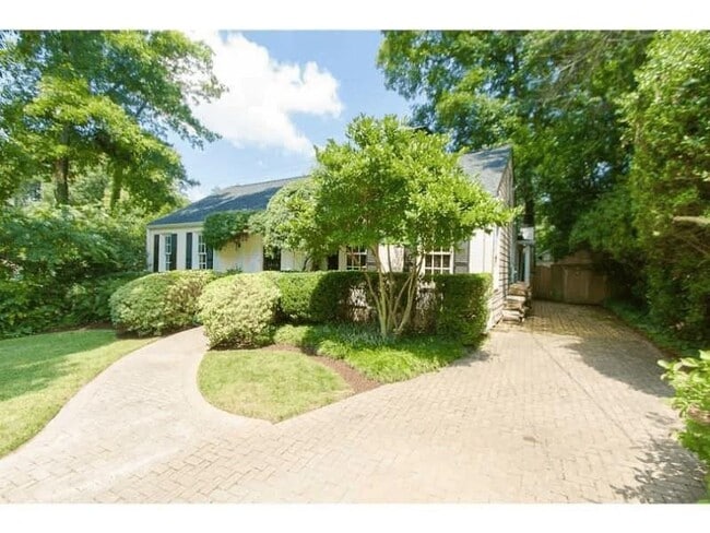 Photo - 1916 Greystone Rd NW