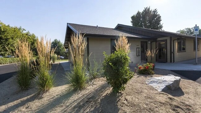 Photo - 220 Holiday Ln