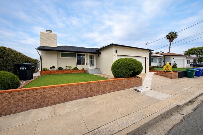 Building Photo - Renovated in 2023!! 4BD/2BA; Quick Walk to Campus