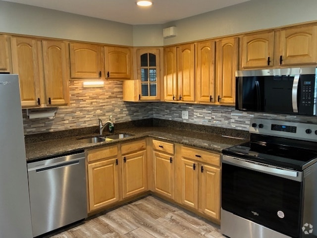 Building Photo - 1708 W Belle Plaine Ave Rental