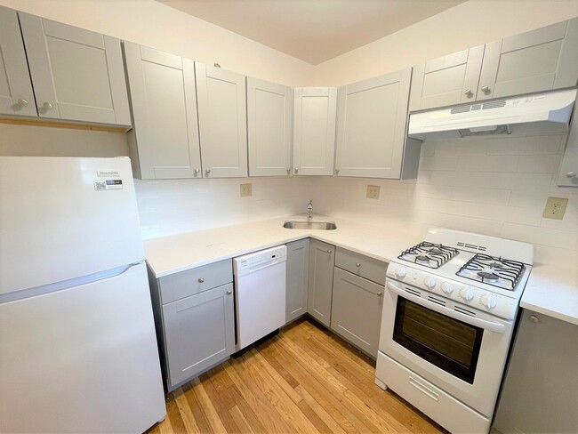 Building Photo - 31 College Ave Unit 6