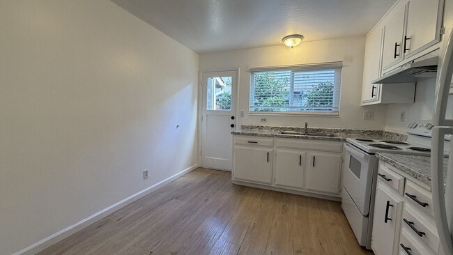 Photo - Cozy 2 Bedroom 1 1/2 Bath Townhouse Style ...