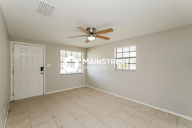 Photo - 3 Bedroom Pet-Friendly Home in Tampa, FL with Main Street Renewal