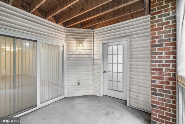 Building Photo - 6610 Lake Park Dr Unit T1