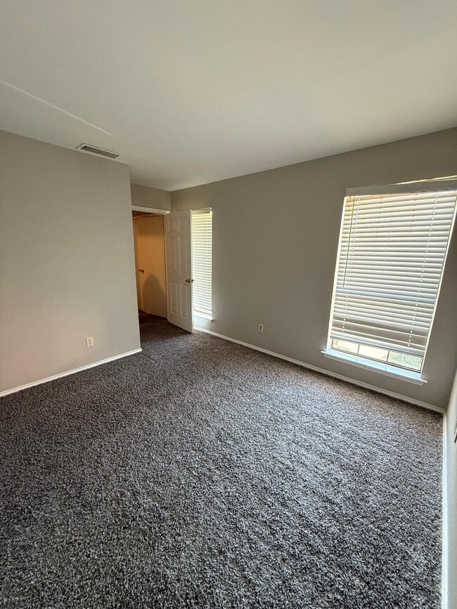 Photo - 213 Shrum Ct