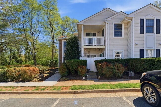 Building Photo - "Charming 2-Bed Oasis: Cozy 780 Sq Ft Retreat in Sterling, VA!" Unit 3