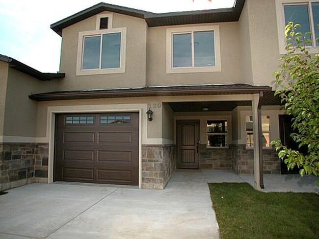 Building Photo - Luxury 3 Bedroom 2.5 Bath with Upscale Ame... Rental