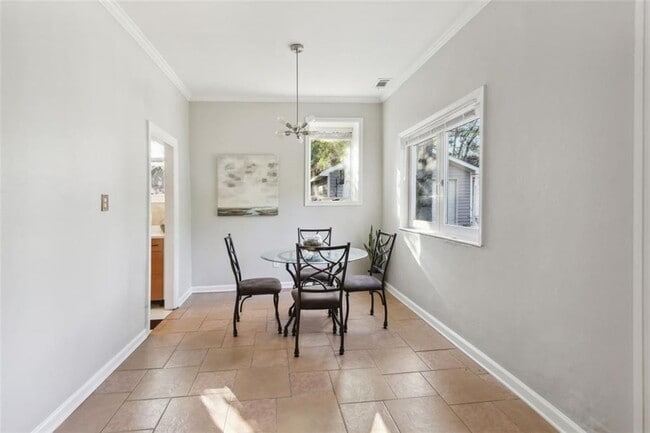 Photo - 653 Somerset Terrace NE