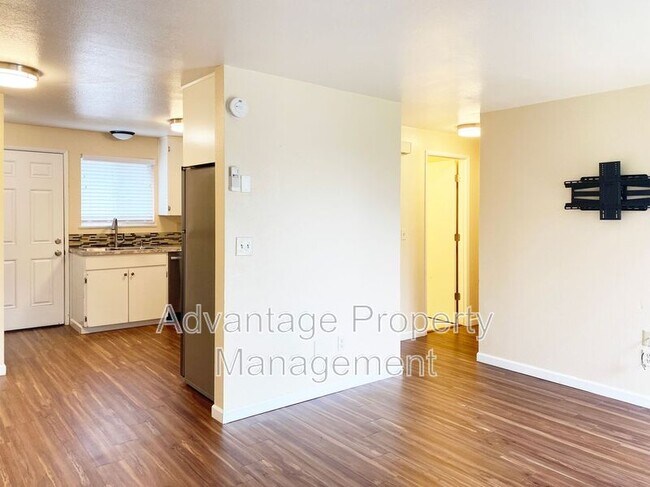 Photo - 588 NW Oak Ave