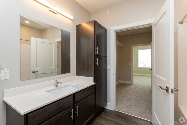 1BR, 1BA - 690SF