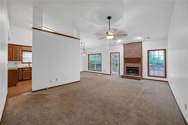 Photo - 487 Ravinia Way