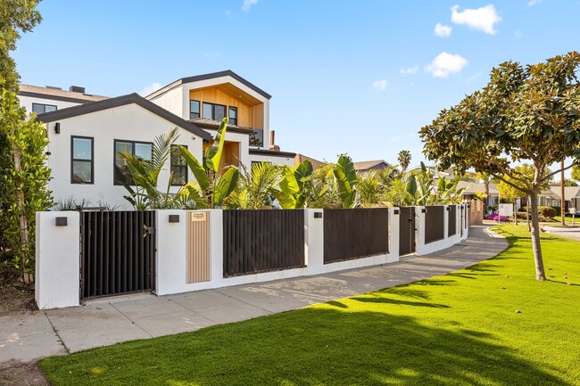 Photo - 212 W 64th St