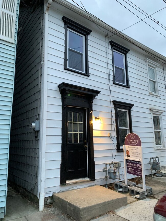 Building Photo - Newly Renovated 2 Bedroom with a walk-through Home in Carlisle
