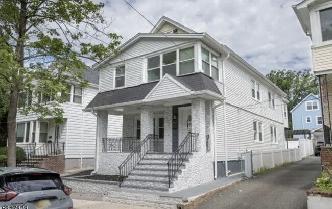 Building Photo - 40 Warman St Unit 1