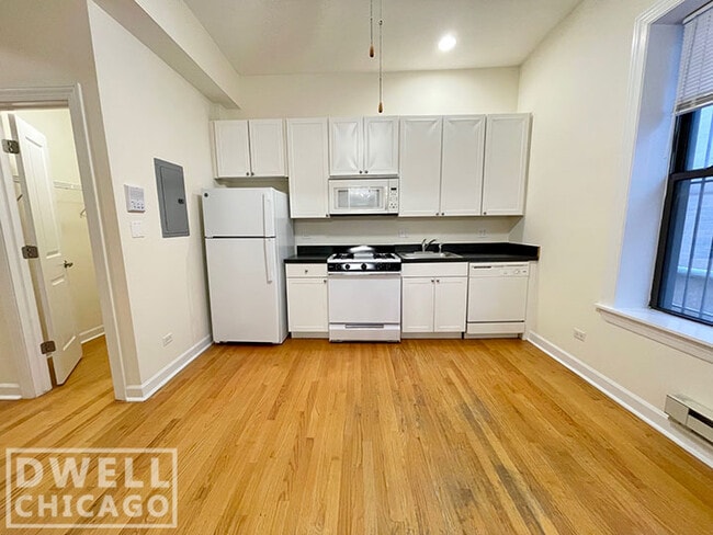 Building Photo - 934 W Leland Ave Unit 11S