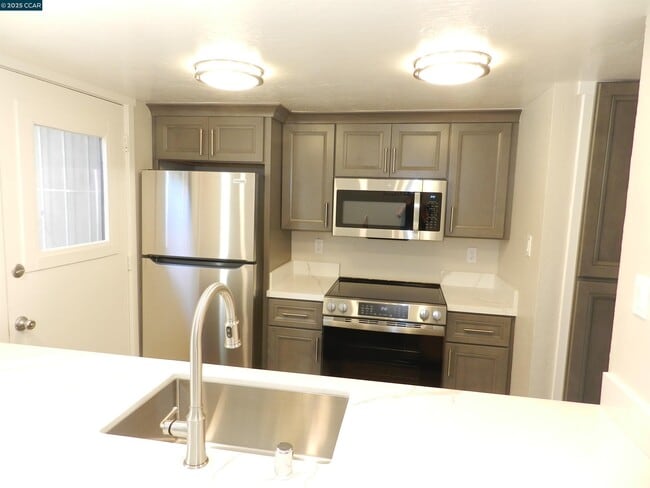 Building Photo - 5519 Roundtree Dr Rental