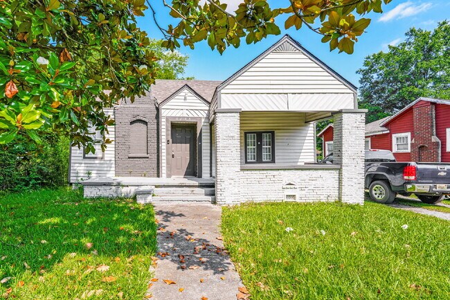 Building Photo - Charming Three Bedroom Home Near East Lake Park.