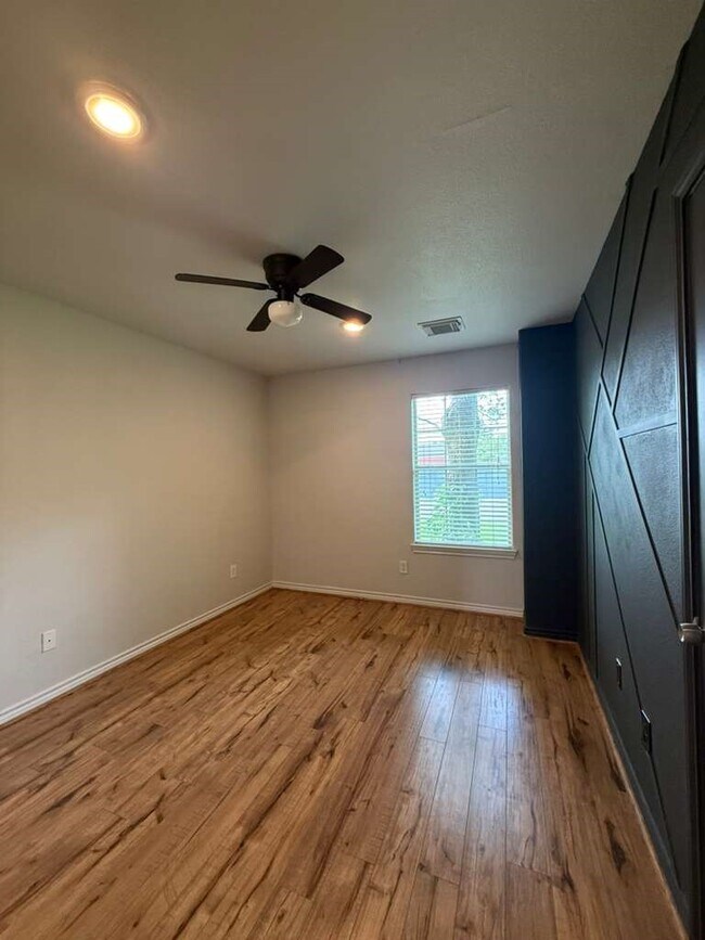 Photo - 9623 Elmview Pl Unidad 1