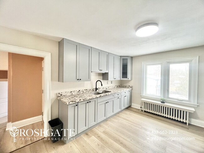 Photo - Spacious 3-Bedroom Multiplex Unit with Balcony & Parking in Kitchener (Pet-Friendly) Unité 1
