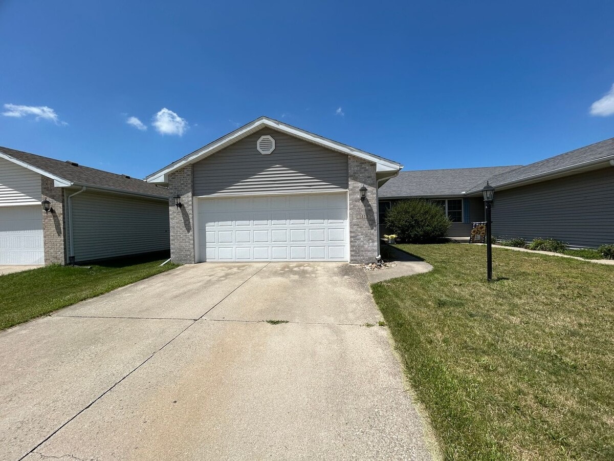 2-bedroom, 1-bath Duplex in Champaign, IL - 2-bedroom, 1-bath Duplex in Champaign, IL
