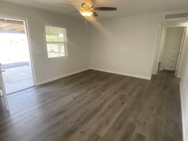 1302 N 48th Pl Unit 4