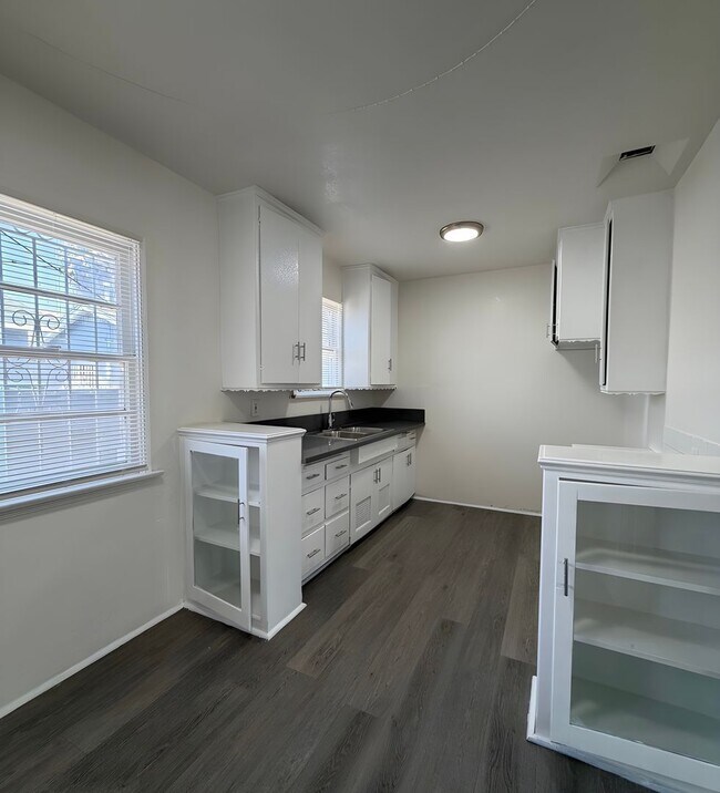 807 W 82nd St Unidad a
