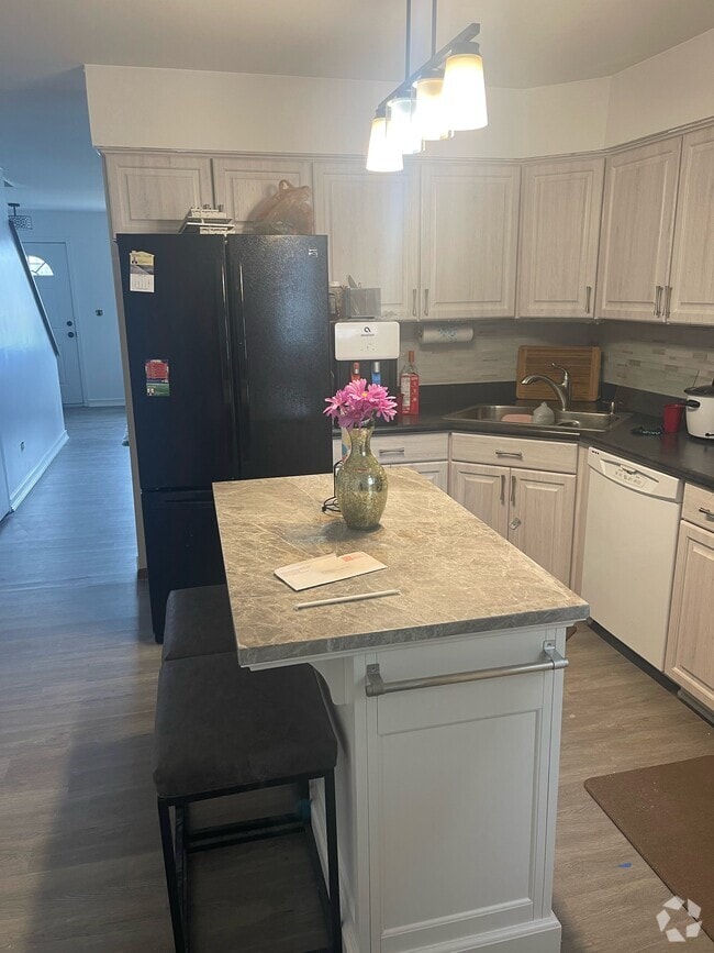 Kitchen with kitchen Island - 17411 W Chestnut Ln Rental