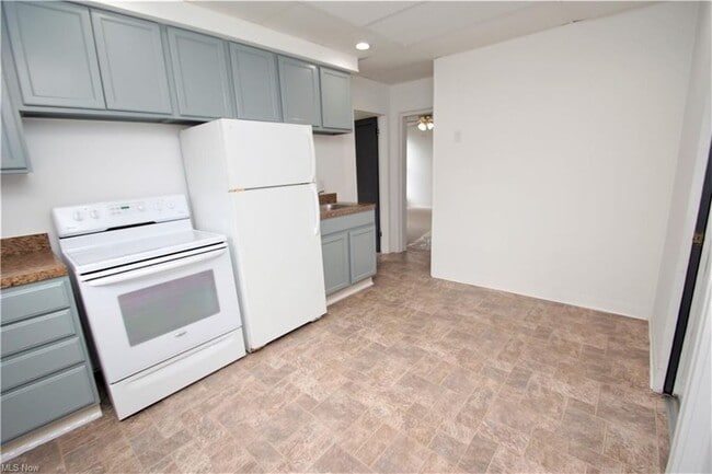 Kitchen - 557 Ohio St Unit Down