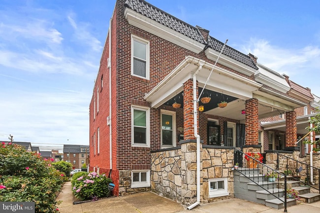 Building Photo - Gorgeous end-unit row home available for r...