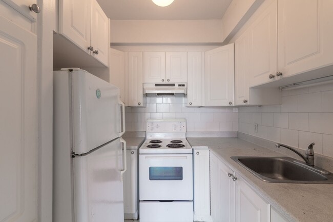 Building Photo - 3555 Chem. de la Côte-des-Neiges Unit 908