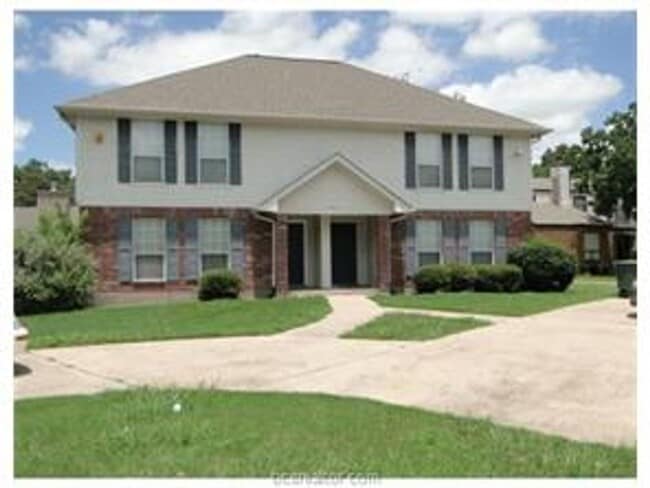 Spacious 3/2 1/2 duplex in convenient loca... - Spacious 3/2 1/2 duplex in convenient loca... Townhome