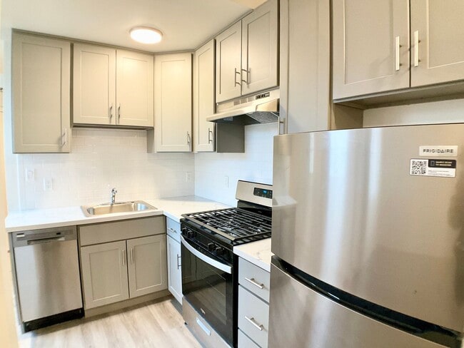 Photo - RENOVATED and Private. DISHWASHER, ON-SITE LAUNDRY, HARDWOOD! Unidad #12