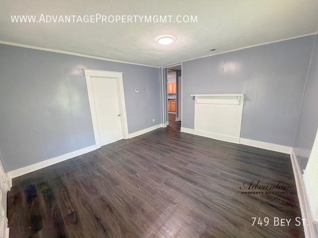 Photo - 749 Bey St
