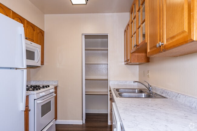 3BR, 2BA - 1,050SF - Kitchen