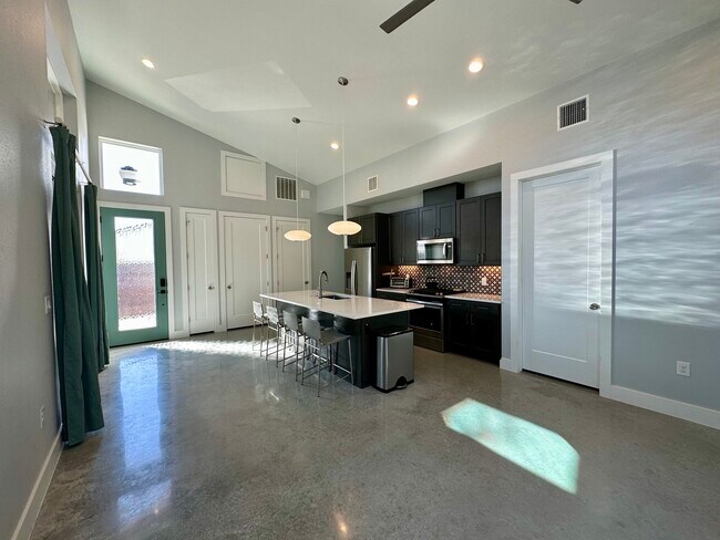 Photo - 5008 Lott Ave