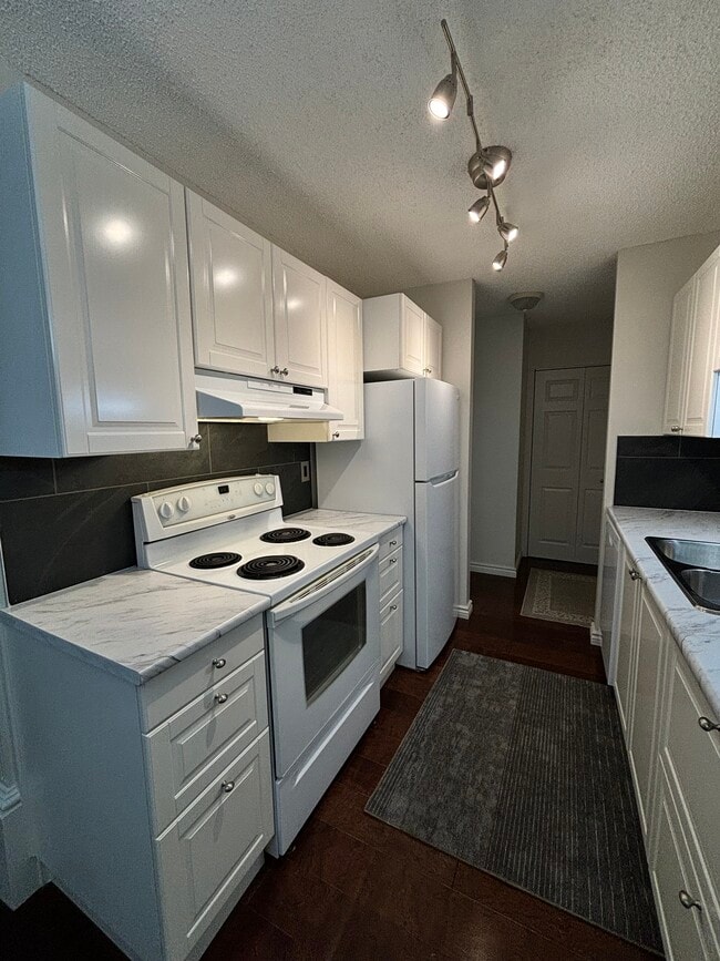 Kitchen - 14004 26 St NW Unit 110