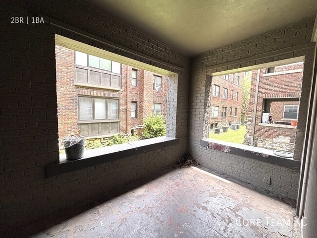 Building Photo - 710 W 48th St Unit 105