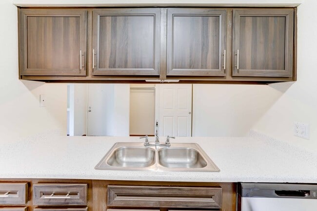 1BD 1BA - 670 SF - Americana Lakewood Apartments